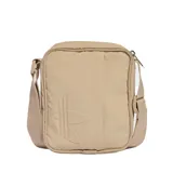 Morral Adidas de diseño minimalista en color beige, confeccionado en tejido de nylon reciclado. Presenta un compartimento principal con cierre de cremallera y el logotipo del Trifolio grabado en el frente.
