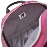 Mochila New Balance color fucsia con logo blanco estampado. Tiene un compartimento principal con cierre, un bolsillo frontal con cierre y asa superior de agarre. Ideal para uso diario.