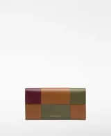 Billetero de mujer con diseño de bloques de color en piel bovina, incluyendo tonos marrón claro, verde oliva y borgoña. Presenta una estructura de piezas trenzadas y cierre de solapa.