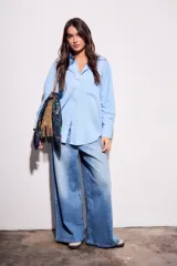 Camisa oversize de lino y viscosa color celeste, con cuello clásico, cierre frontal con botones y mangas largas.