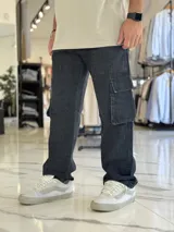 Pantalón cargo de jean color celeste, de corte oversize, con bolsillos laterales amplios en los muslos y bolsillos frontales superiores.