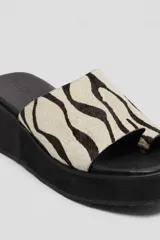 Sandalias plataforma Barina de color negro, con diseño tipo slide, suela chunky y textura sutil.