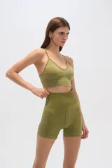 Top color rosa con breteles finos, corte al cuerpo, con elástico en la base y escote profundo.