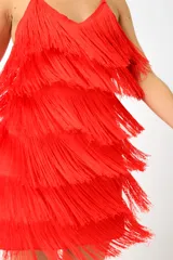 Vestido corto con flecos color mostaza y breteles finos.