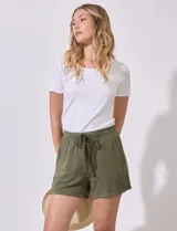 Short gris melange de algodón, con pretina ancha elastizada, lazo de ajuste y bolsillos delanteros y traseros.