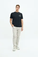 Remera clásica de manga corta color verde militar, con fit regular y arte estampado en el pecho.