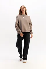 Buzo de algodón color crema, con cuello redondo, mangas largas y calce relajado. Presenta el logo de la marca bordado en el centro del pecho.