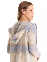 Cardigan abierto de tejido suave con diseño de cuadros, manga larga con hombros caídos y capucha integrada. Presenta dos bolsillos frontales y un largo hasta los muslos.