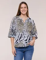 Blusa de gasa de color lila con calce holgado, cuello a la base con escote en V y cartera de botones a tono. Cuenta con fruncidos en el cuello y hombros que otorgan volumen, manga tres cuartos estilo abullonado con puño elastizado y ruedo suavemente redondeado.