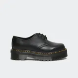 Zapato de plataforma Dr. Martens modelo 1461 Quad, color negro, confeccionado en cuero liso con costuras amarillas características en la suela.