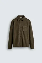 Sobrecamisa de corte regular confeccionada en tejido con efecto ante. Presenta cuello solapa, cierre frontal con botones, mangas largas con puños abotonados y un bolsillo de plastrón en el pecho.