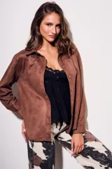 Camisa marrón de gamuza sintética, de corte recto, con cuello camisero y cierre frontal con botones.