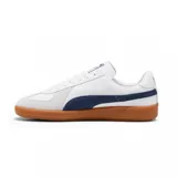 Championes Puma modelo Army Trainer, de diseño retro en color blanco con detalles en verde oscuro y suela de goma color caramelo. Presenta refuerzos de gamuza en la puntera y el logo de la marca en dorado en el lateral.