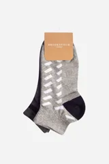 Pack de soquetes Brooksfield con diseño geométrico, confeccionados en una mezcla de algodón, poliamida y elastano. Presentan una combinación de colores gris y azul marino con detalles en blanco.