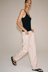 Jeans ZW Collection de corte tapered y tiro medio, con diseño de rayas verticales a contraste en tonos rosado y blanco. Cuenta con cinco bolsillos, trabillas para cinto y cierre frontal con cremallera y botón metálico.