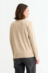 Sweater de punto fino en color verde menta, con cuello redondo, mangas largas y puños acanalados con detalle de botones metálicos laterales.