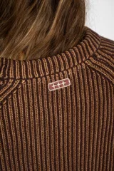 Sweater texturado de punto acanalado en color marrón, con cuello redondo, mangas largas y aberturas laterales en el bajo.