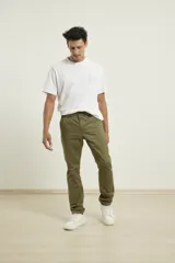 Pantalón de gabardina color verde militar, de corte recto y tiro medio.