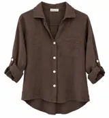 Camisa de lino color marrón chocolate, de corte clásico con cuello camisero, cierre frontal de botones blancos, bolsillo aplicado en el pecho y mangas largas con presilla para arremangar.