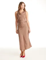 Vestido midi color marrón de satén, con escote drapeado, sin mangas y frunce lateral que moldea la figura.