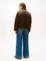 Campera bomber de satén color marrón, con diseño acolchado, cuello estilo béisbol de punto canalé y cierre frontal de cremallera. Presenta logo de la marca bordado en el pecho y hombros ligeramente caídos.