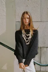 Jersey de punto con cuello barco y mangas anchas de corte holgado.