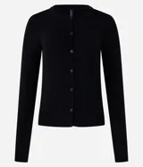 Cardigan de punto negro, de corte clásico, con cuello redondo, manga larga y cierre frontal de botones.