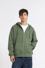 Campera Quiksilver Essential de hombre, color verde militar, con capucha ajustable por cordón, cierre frontal completo y bolsillos estilo canguro.
