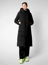 Parka larga acolchada color negro con capucha, cierre frontal con cremallera y bolsillos laterales.