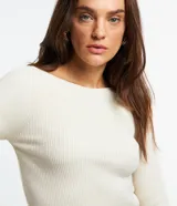 Blusa de punto de manga larga con cuello bote y textura acanalada vertical. Presenta un diseño ajustado al cuerpo, confeccionada en una mezcla de viscosa y poliamida.