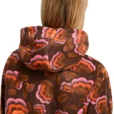 Canguro de polar con estampado floral en tonos marrones, naranjas y rosas. Presenta cuello alto con cierre de botones a presión, bolsillos laterales y diseño de calce regular.