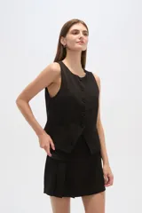 Chaleco negro con escote redondo, sin mangas, corte al cuerpo y cierre frontal con botones. Presenta un bolsillo de ojal en el frente.