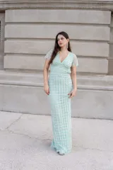 Vestido largo de micro tul color verde agua, bordado con piedras y lentejuelas en patrón geométrico. Cuenta con escote en V, mangas cortas fluidas y silueta ajustada.