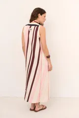Vestido midi de punto sin mangas, con escote redondo y diseño de rayas verticales en tonos crudo, rosado y marrón oscuro.