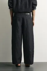 Pantalón chino para hombre confeccionado en denim ligero de mezcla de algodón y lino, sin lavados. Presenta un corte relajado con tiro medio, bolsillos frontales, bolsillos traseros y cierre frontal con cremallera y botón.