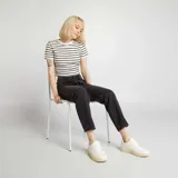 Pantalón de jean gris oscuro, de corte recto y tiro alto.