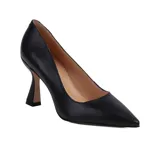 Zapato de tacón stiletto color dorado, con punta fina y tacón geométrico.