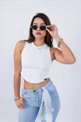 Musculosa celeste de tejido de punto acanalado, corte cropped y cuello redondo.