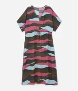 Vestido midi con estampado abstracto en tonos rosa, marrón, verde y celeste. Tiene escote en V, mangas cortas tipo murciélago y lazo ajustable en la cintura.