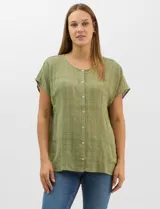 Blusa de corte fluido confeccionada en algodón con tejido texturizado de patrón a cuadros. Presenta mangas cortas caídas, escote redondo y cierre frontal con botones.