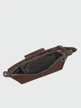 Cartera tipo hobo de tamaño grande, confeccionada en cuero vacuno con acabado liso. Presenta una solapa frontal con cierre de broche a presión y logo grabado, correa de hombro ajustable y herrajes metálicos.
