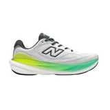 Championes New Balance Infinion 1080v15, color blanco con detalles en gris oscuro, verde lima y verde menta. Presentan una parte superior de malla transpirable, lengüeta y tirador del talón acolchados, y detalles reflectantes. La mediasuela incorpora la tecnología Infinion para una amortiguación y retorno de energía mejorados.