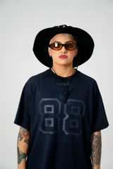 Remera boxy negra de algodón elastizado con estampado del número 88 en el frente. Diseño holgado y mangas cortas.