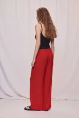 Musculosa básica celeste de calce ajustado, confeccionada en tejido acanalado, con escote redondo y breteles finos.