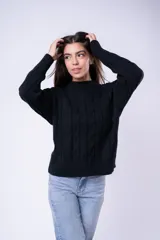 Sweater de punto con diseño de trenzas y rombos, color marrón, de cuello redondo y corte holgado.