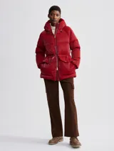 Campera puffer roja de nailon líquido Varley Fullerton, de corte extragrande y largo medio, con capucha profunda, aislante de plumón, puños internos y cintura ajustable.