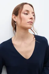 Sweater crudo de tejido de punto, con escote en V y mangas largas.