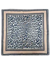 Pañuelo cuadrado de satén con estampado animal print y bordes en tonos neutros. Presenta un diseño versátil y ligero.