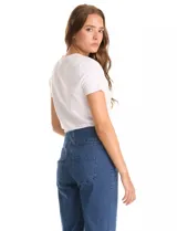 Jegging de tiro alto con pretina ancha elastizada, bolsillos laterales simulados y bolsillos traseros funcionales. Presenta un corte ajustado que sigue la línea de la pierna.