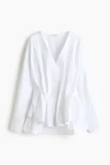 Blusa de algodón H&M Edition blanca con maxiescote en V, botones ocultos y canesú en la espalda. Presenta hombros caídos, mangas largas con puños abotonados y pinzas pronunciadas en la cintura que definen una silueta estructurada, con bajo asimétrico más largo en la espalda.